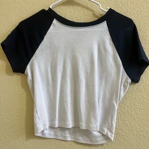 navy blue and white cropped t-shirt from hollister!